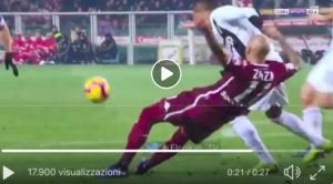 Torino-Juventus, VIDEO: Zaza giù dopo trattenuta di Alex Sandro, per arbitro non è rigore