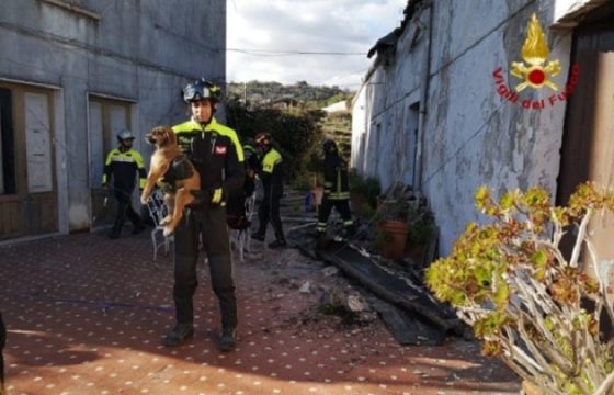 Zafferana Etnea terremoto: vigili del fuoco salvano 3 cuccioli di cane sotto le macerie FOTO