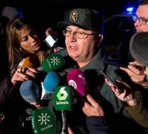 Il portavoce della Guardia Civil di Malaga riferisce ai giornalisti sui tentativi in corso (foto Ansa)