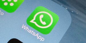 WhasApp limita l'inoltro: i messaggi si potranno condividere con non più di 5 utenti o gruppi per volta