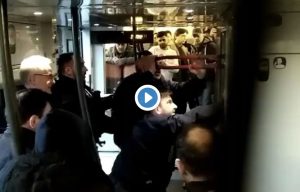 Migranti nascosti in bagno sul treno Ventimiglia-Nizza: polizia francese con spray urticante per stanarli VIDEO