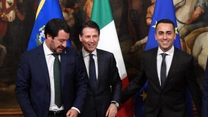 Sardegna, lezione per la Lega. M5s abbraccio mortale, gli italiani chiedono solo una cosa. Nella foto Salvini con Conte e DI Maio: un abbraccio mortale