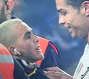 Sassuolo-Juventus, Cristiano Ronaldo abbracciato da invasore con bluetooth e capelli ossigenati