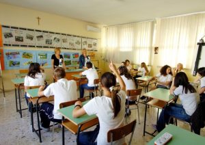 Roma, bambino guarisce dalla leucemia ma non può tornare a scuola: in classe compagni non vaccinati