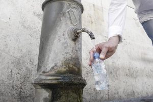 Acqua pubblica, Italia come il Venezuela. M5s fa legge per rubinetto di stato