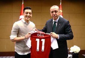 Mesut Ozil sceglie Erdogan come testimone di nozze. La cancelleria: "Una delusione" (foto Ansa)