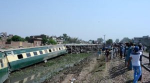 Attentato Pakistan, bomba esplode in treno: almeno tre morti (foto d'archivio Ansa)