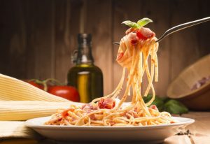 "La pasta la sera non fa ingrassare ma concilia il sonno": uno studio mette in pace gli amanti degli spaghetti