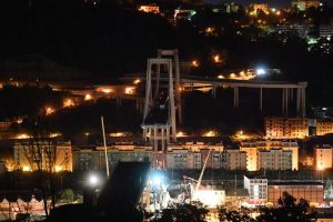 Ponte Morandi, giù il quinto tampone: prima incartato
