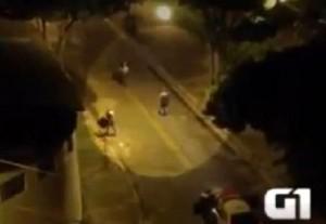 Brasile, estrae la pistola e la polizia lo crivella di colpi (video)