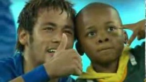 Sudafrica-Brasile, bambino invade campo e realizza sogno con Neymar (video)