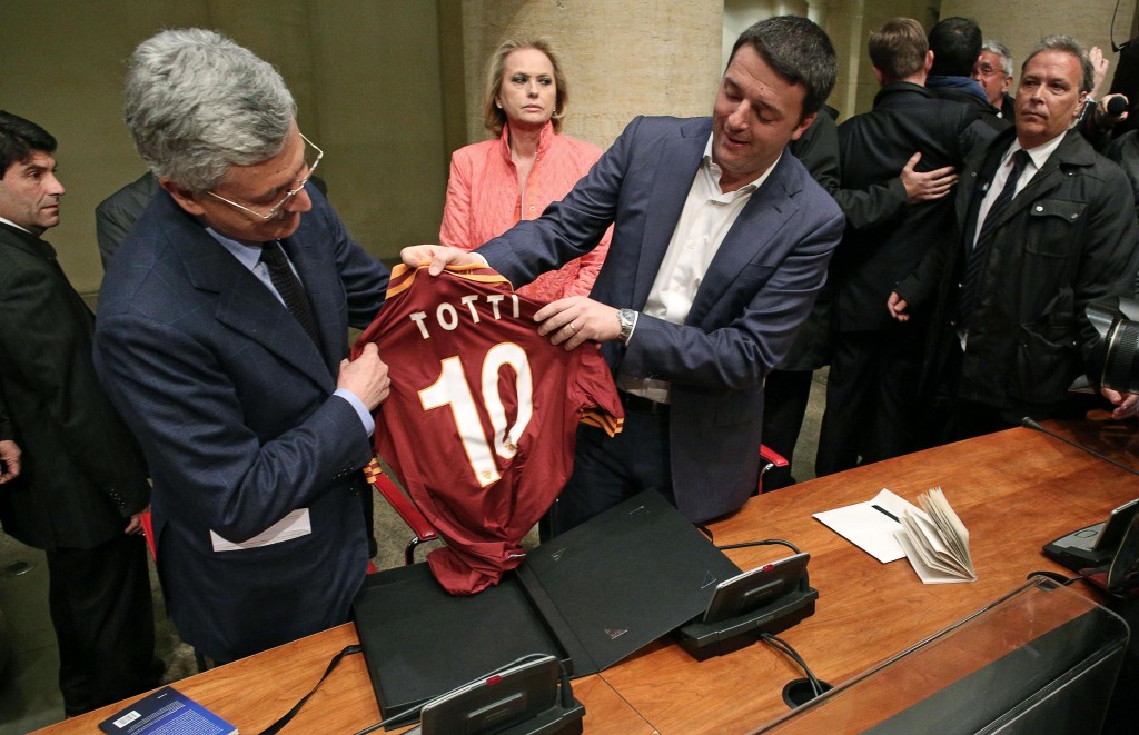 D'Alema regala a Renzi la maglia di Francesco Totti