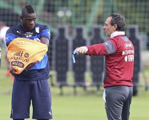 Cesare Prandelli in allenamento con Mario Balotelli (foto Lapresse)