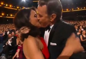 Emmy Awards 2014, il bacio tra Bryan Cranston e Julia Louis-Dreyfus VIDEO