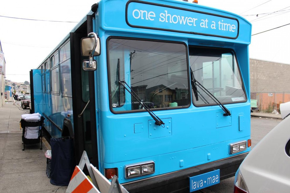 "Shower bus": il bus che offre docce ai senzatetto di San Francisco (foto)