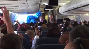 "Ho l'ebola": lo scherzo di cattivo gusto del passeggero a bordo di un aereo