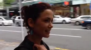 Modella passeggia per le vie di Auckland: in Nuova Zelanda zero molestie VIDEO
