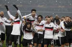 L'esultanza dei tifosi del Besiktas al termine della partita (foto Lapresse)