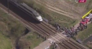 VIDEO YouTube - Parigi-Roubaix, ciclisti passano mentre si chiude passaggio a livello e passa treno
