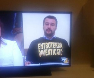 Matteo Salvini indossa maglia con scritta: "Entroterra dimenticato"