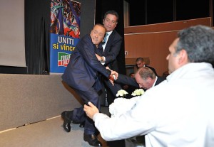 Berlusconi inciampa sul palco: "Colpa della sinistra" (foto Ansa)