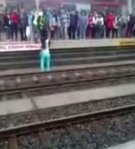 VIDEO YouTube - Lima, cane sui binari della metro: una donna lo salva