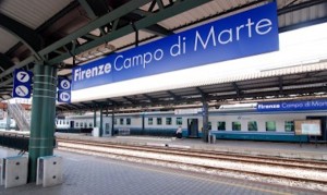 Firenze, si rompe cavo e scoppia incendio: treni in ritardo in tutta Italia, fino a 120 minuti