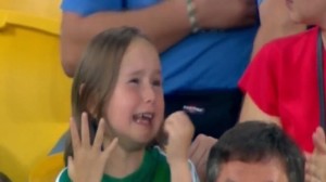 piccola tifosa disperata piange in tribuna