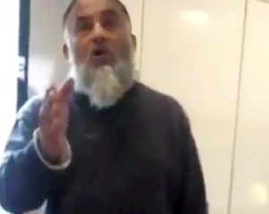 VIDEO YouTube. Mette piedi su sedile, attaccata da musulmano