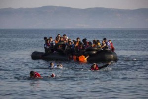 Migranti, scontro barcone-traghetto: 13 morti. Caos Balcani