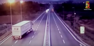 YOUTUBE Camionista ubriaco contromano in autostrada