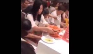 VIDEO Turisti cinesi all'assalto dei gamberetti del buffet