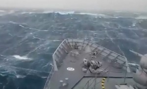 La nave sorpresa da un'onda mostruosa nell'Oceano