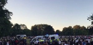 YOUTUBE Scontri a Londra: 4 persone accoltellate a Hyde Park