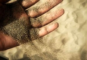 Rimini, si cosparge di sabbia per derubare turisti in spiaggia: preso