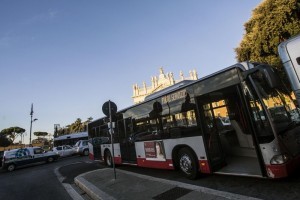 Roma: autista Atac rapina senegalese su un autobus