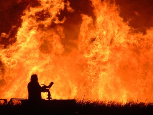 Salento, incendi sul litorale: evacuati due agriturismi e case