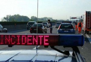 A4, furgone travolge auto Polstrada: morto un agente e il camionista