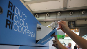 Rifiuti, arriva la macchina "schiaccia bottiglie": eco-compattatore per la plastica