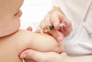 Vaccini, pericolo mamme per i figli: la metà non si fida