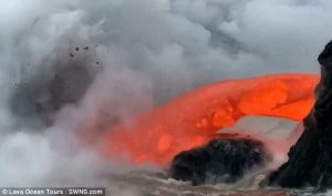 Hawaii, centinaia di tonnellate di lava in mare davanti ai turisti 
