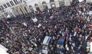 Roma bloccata dai cortei. Appello a Minniti: proibisca le manifestazioni, le sposti fuori città